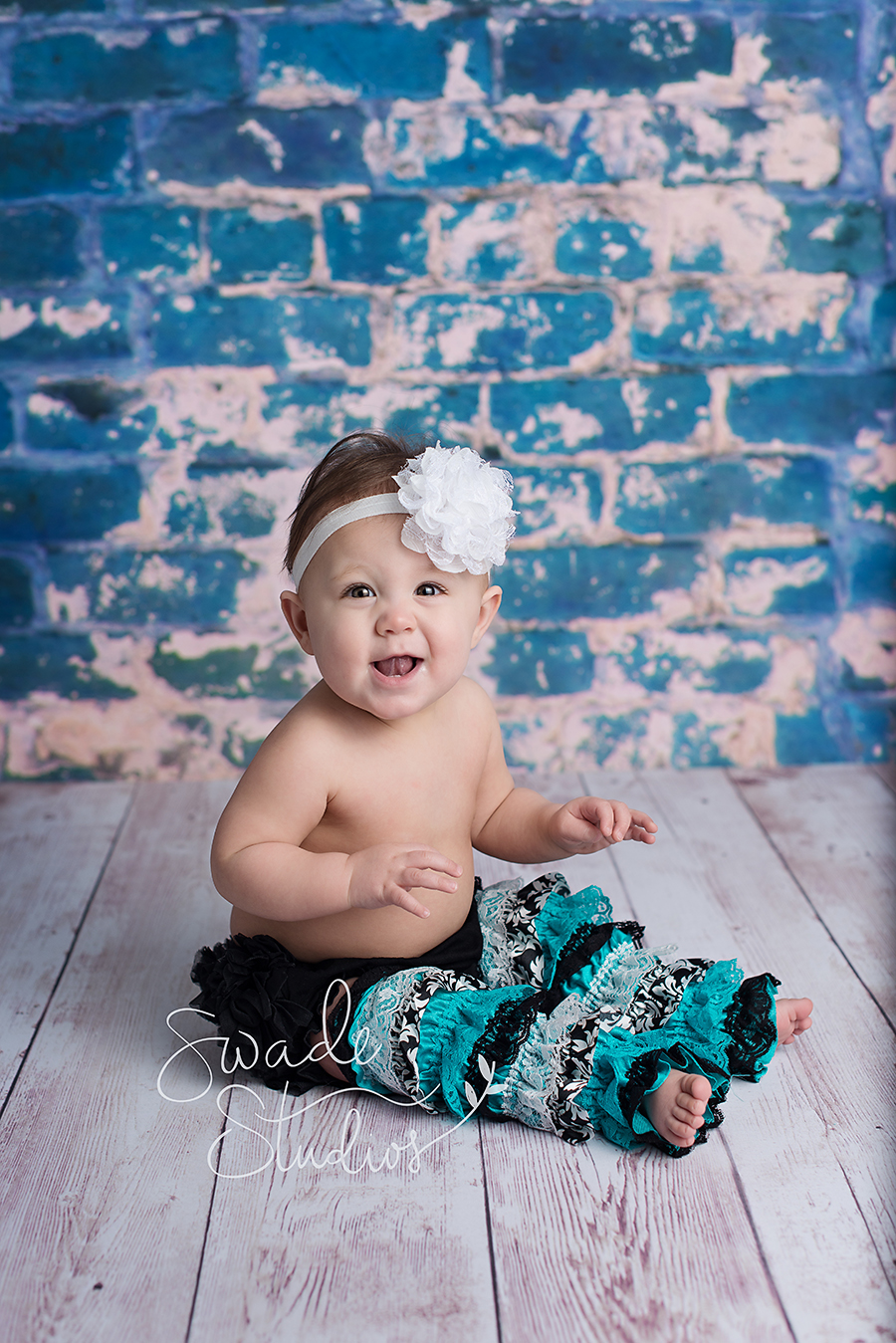 Kansas City Baby Photographer | Swade Studios | Vibrant Baby Girl Sitting Up, 6-8 months old